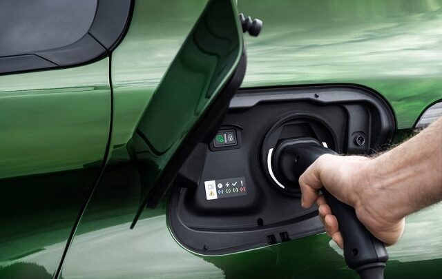 Elektrikli otomobiller için fosil yakıtlı araçlara vergi ayarı geliyor
