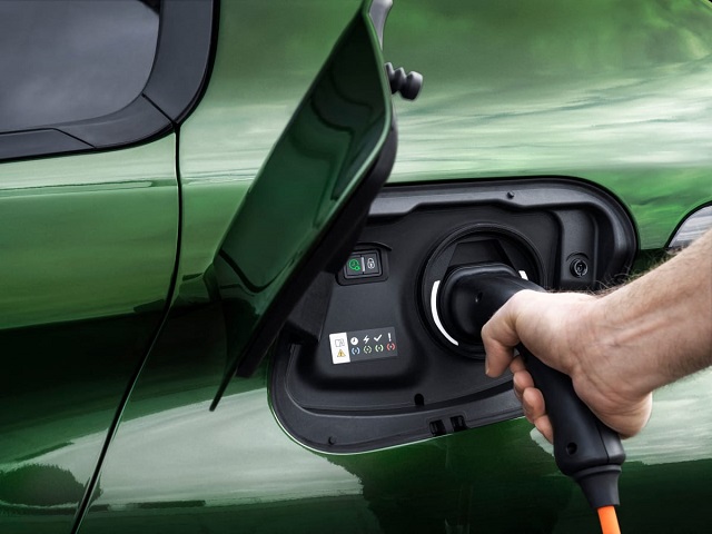 Elektrikli otomobiller için fosil yakıtlı araçlara vergi ayarı geliyor